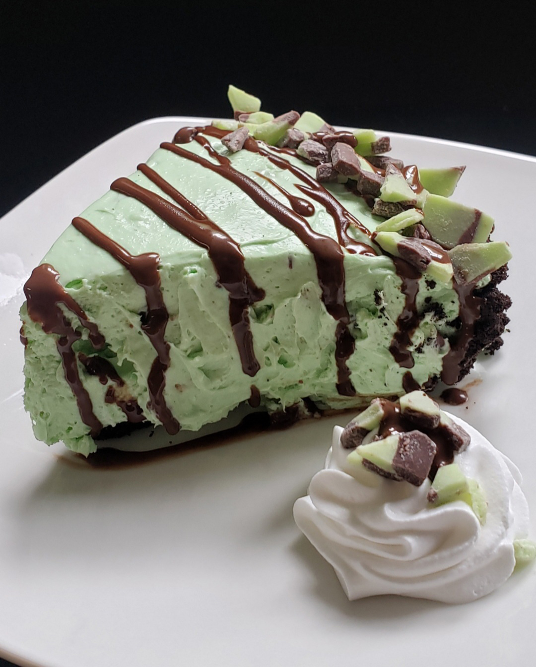 https://deedeedesserts.com/wp-content/uploads/2020/08/8-2020-Grasshopper-Cheesecake.jpg